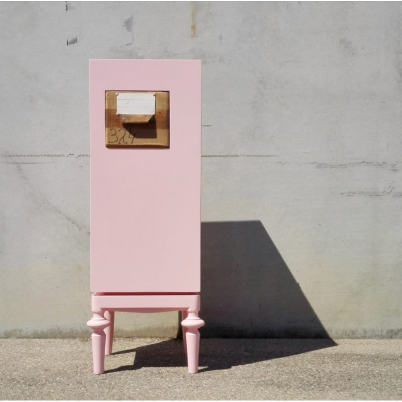 Mueble escultura de color rosa