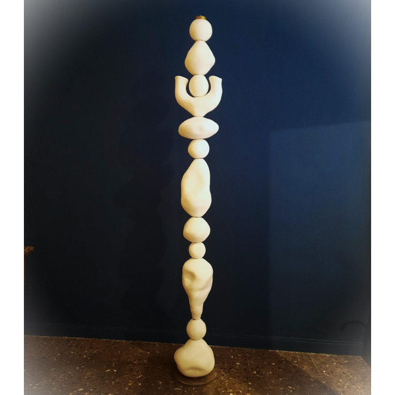 Totem contemporain en céramique blanche