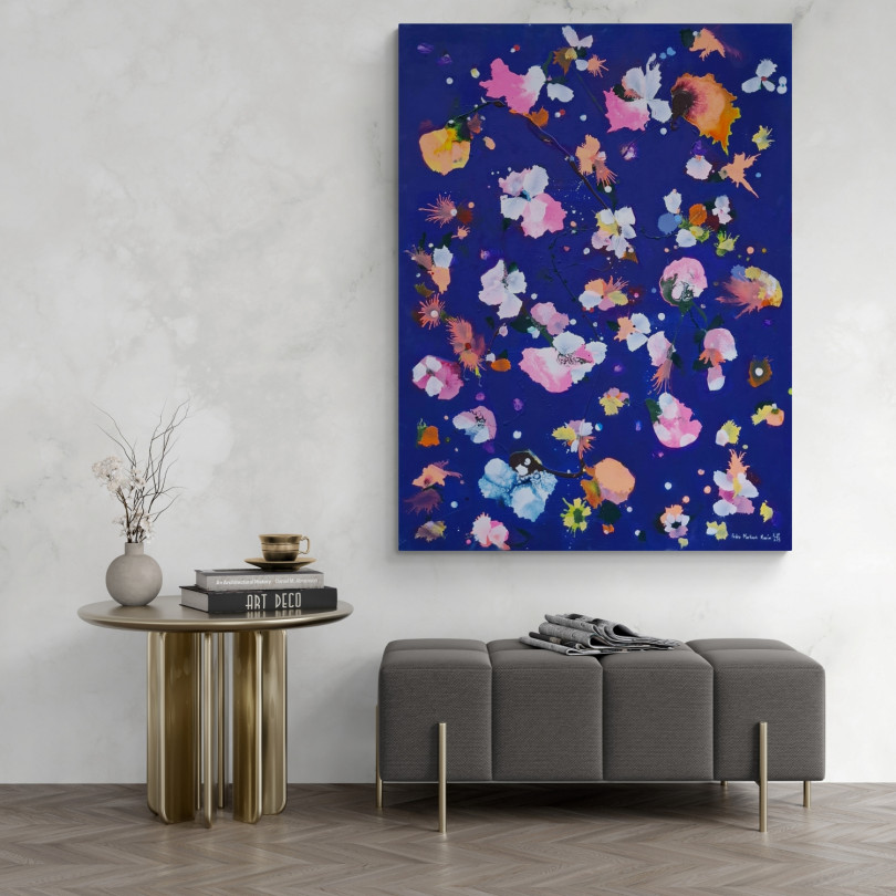 Obra con flores abstractas sobre fondo azul profundo de Martinez Marín (Mainman) por Ici et Là