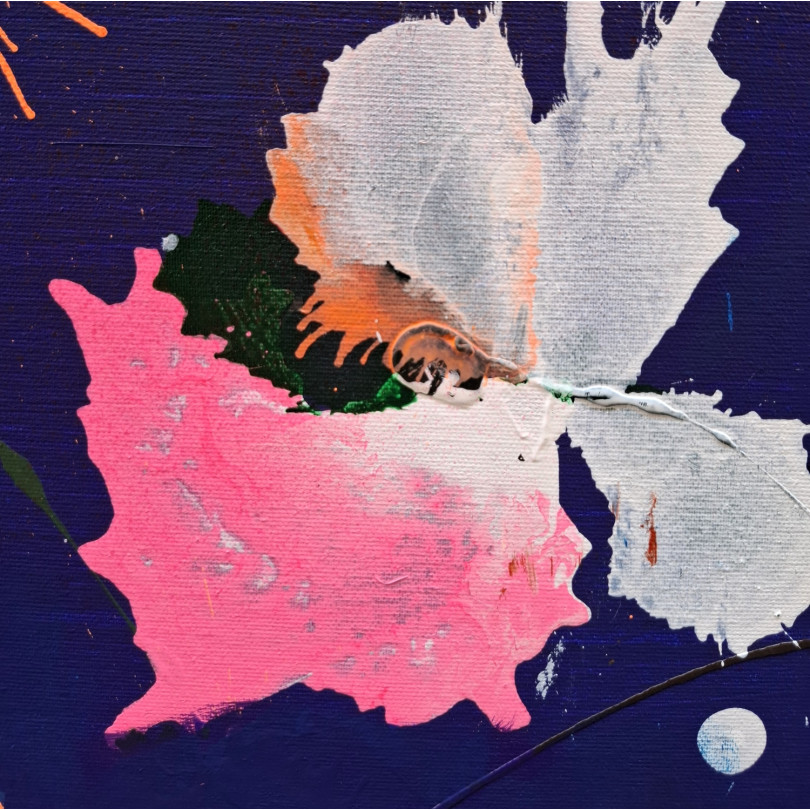 Obra con flores abstractas sobre fondo azul profundo de Martinez Marín (Mainman) por Ici et Là