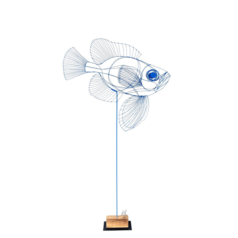 escultura de pez Pardo en alambre azul