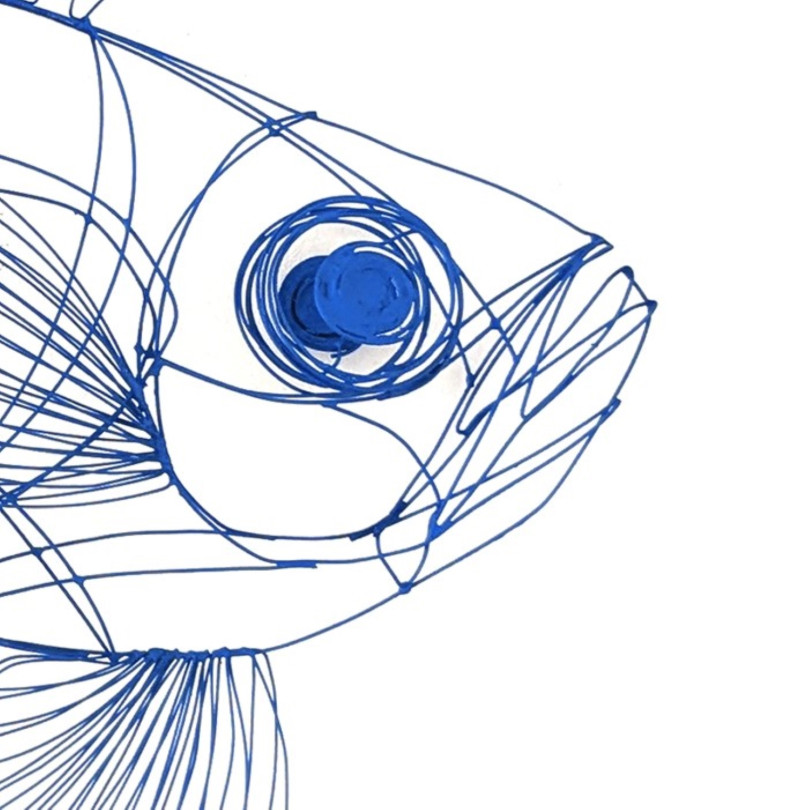 escultura de pez Pardo en alambre azul