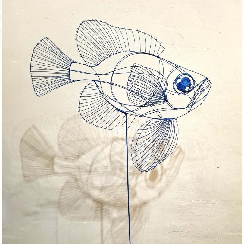 escultura de pez Pardo en alambre azul
