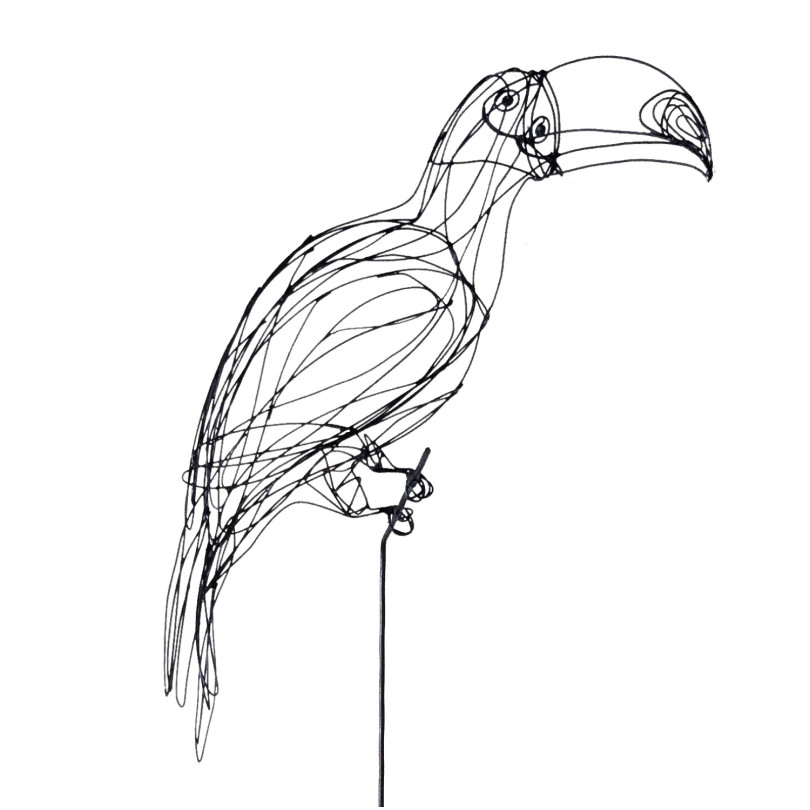 Escultura de tucán sobre un pie en fil de fer lacado negro