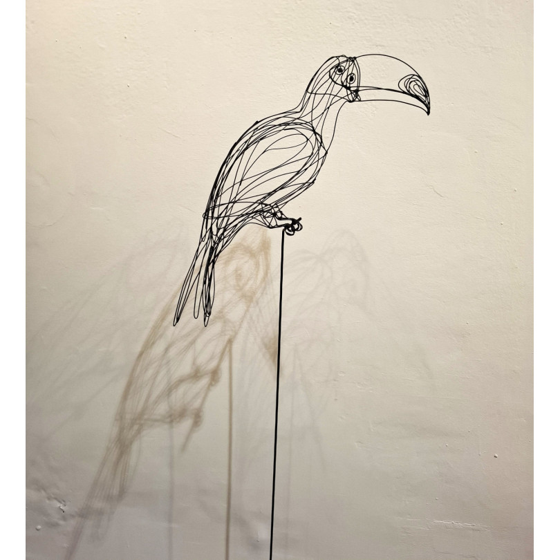 Escultura de tucán sobre un pie en fil de fer lacado negro