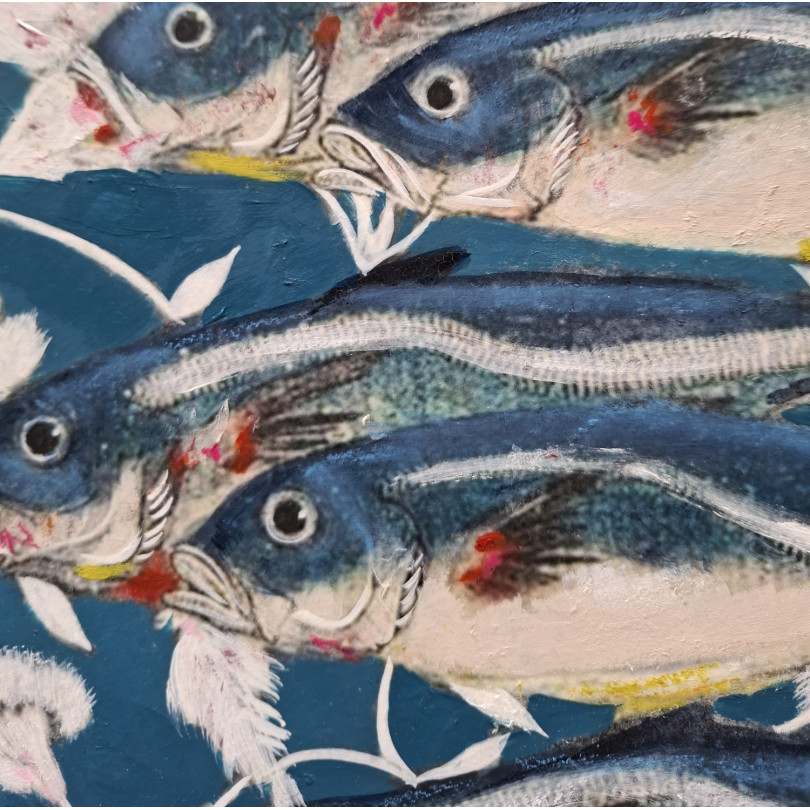 Petit tableau rond, sardines sur fond floral bleu de Karenina Fabrizzi