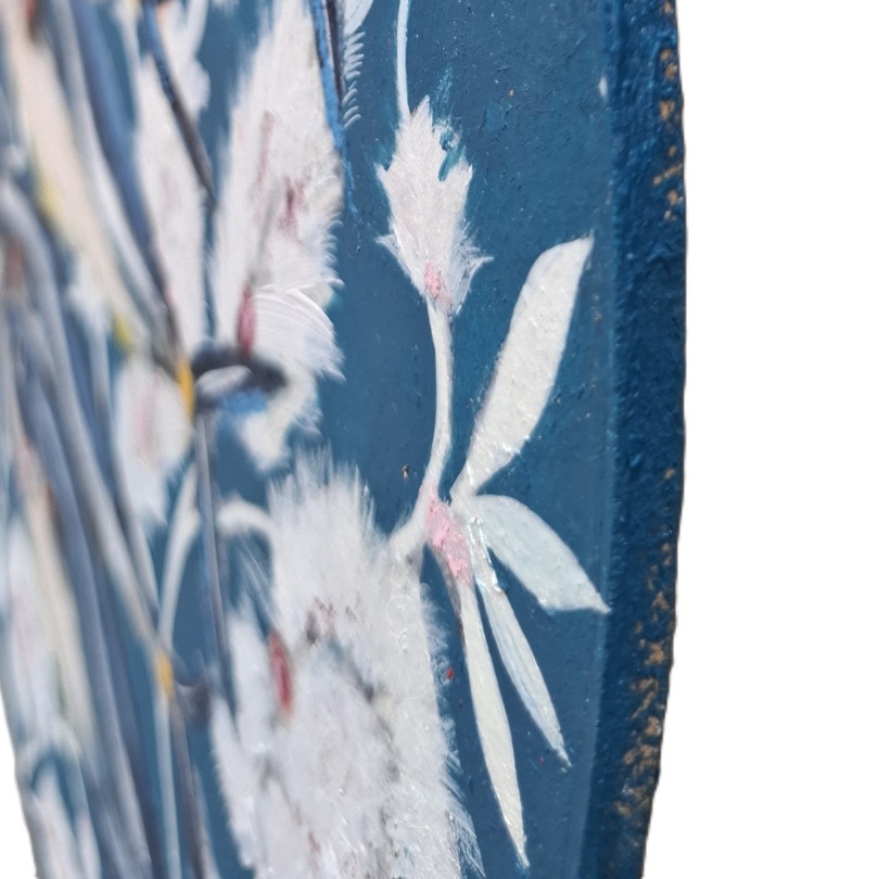 pequeña obra redonda pintada por Karenina Fabrizzi, sardinas sobre fondo floral azul