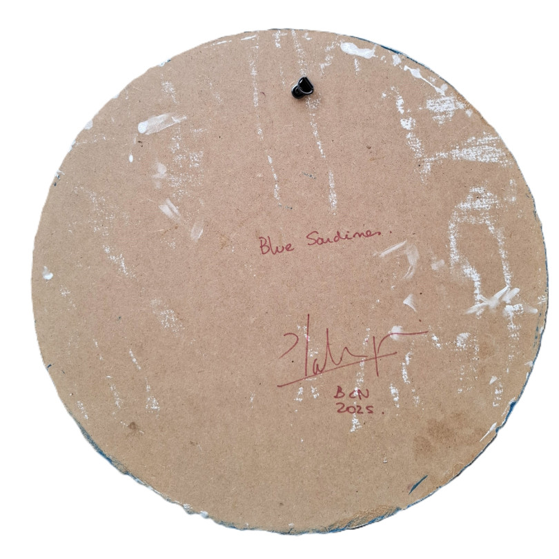 Petit tableau rond, sardines sur fond floral bleu de Karenina Fabrizzi