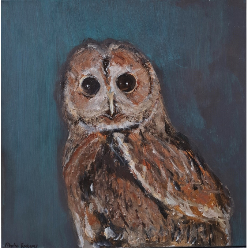 Portrait peint de chouette sur fond belu-gris. Oeuvre de Marike Koot