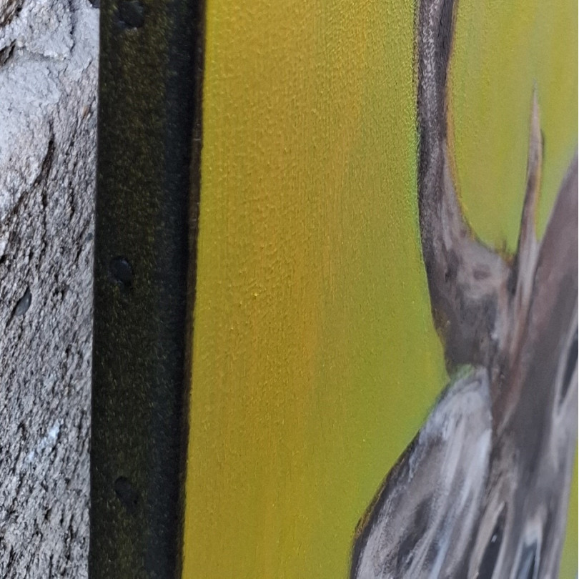 Obra pintada, retrato de un ciervo sobre fondo verde manzana de Marike Koot