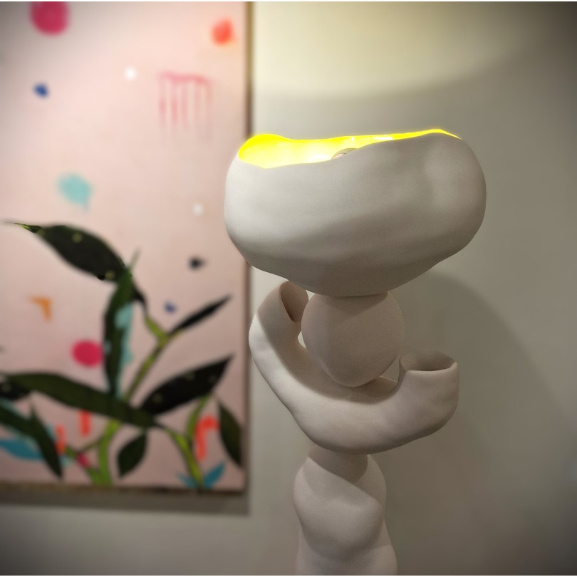 Lámpara de pie en ceramica, con forma de Totem