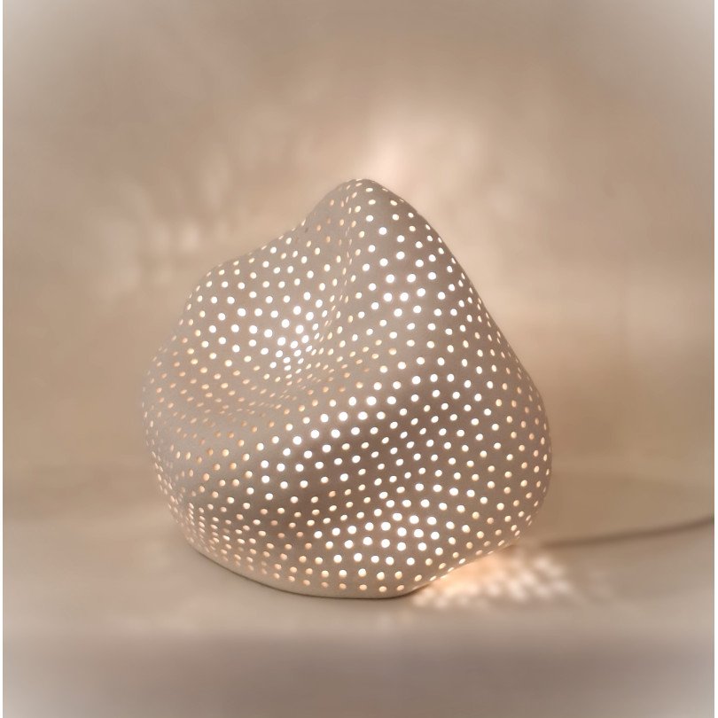 Lámpara de ambiente en cerámica blanca perforada