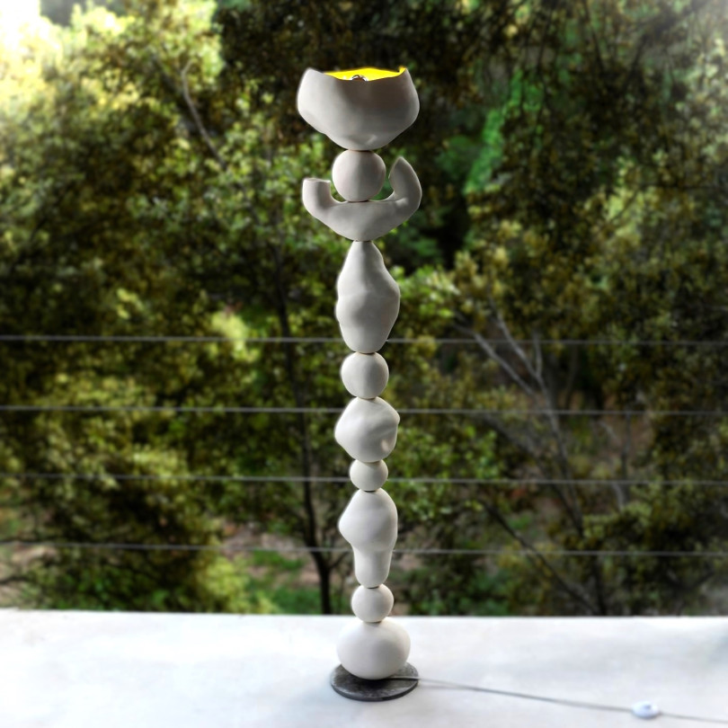 Lámpara de pie en ceramica, con forma de Totem