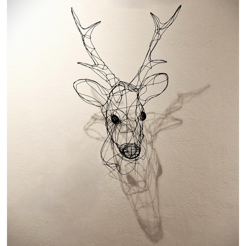 Trofeo escultórico de cabeza de corzo en alambre