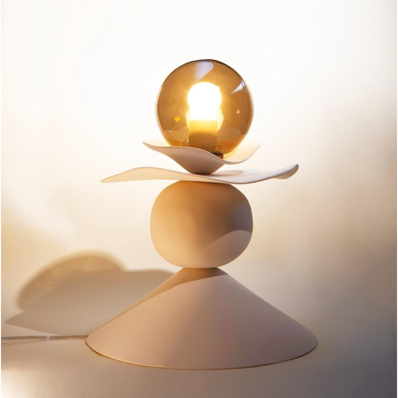 Lampe-sculpture de table en céramique blanche et verre
