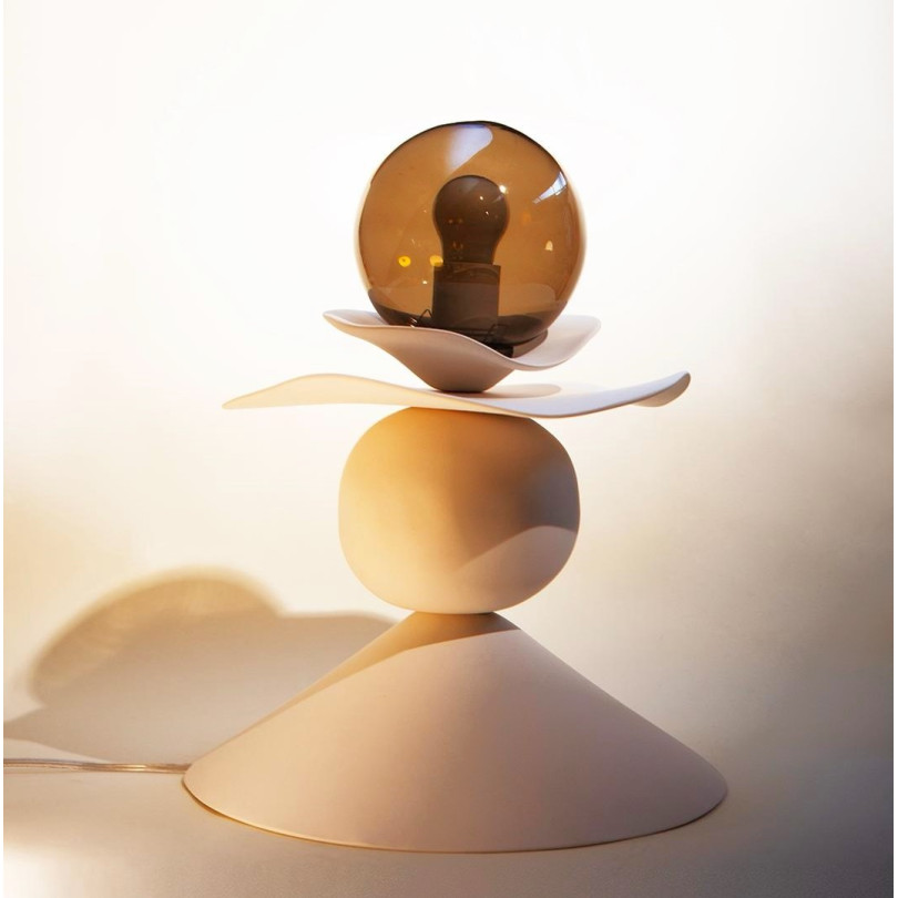 Lampe‑sculpture en céramique blanche au design contemporain