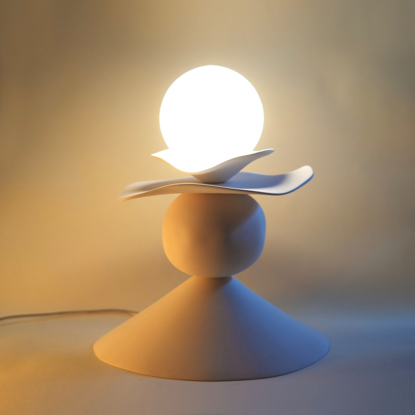 Lampe-sculpture de table en céramique blanche et verre