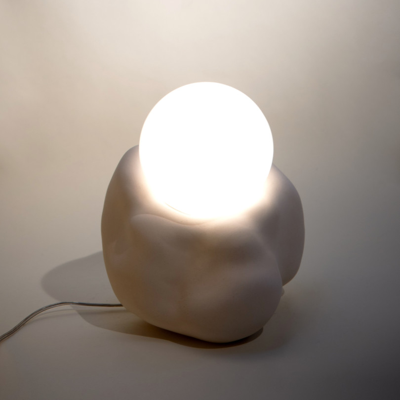 Lámpara-escultura en ceramica blanca y cristal fabricada a mano