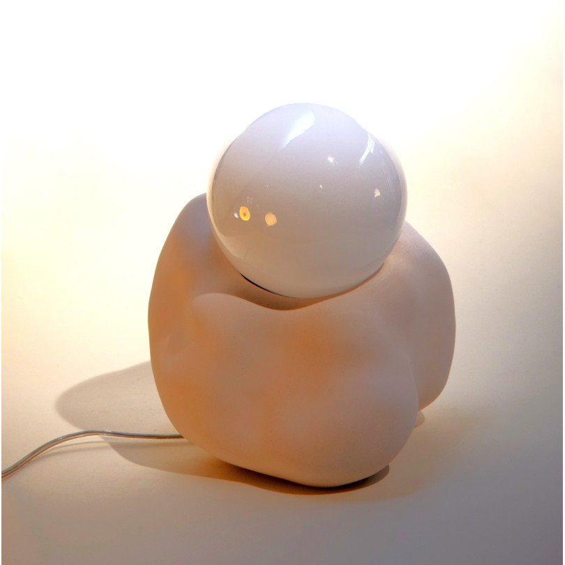 Lámpara-escultura en ceramica blanca y cristal fabricada a mano