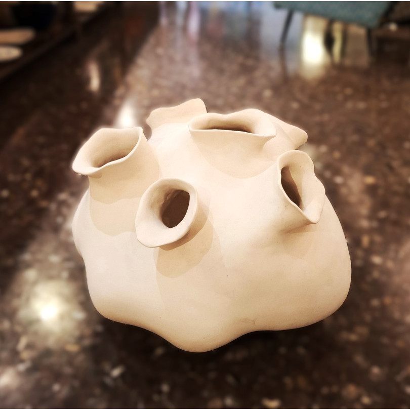 Lámpara-escultura de grande tamaño en cerámica blanca. Diseño organico