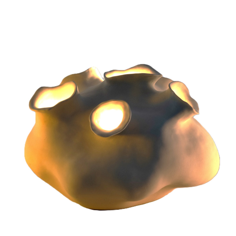 Grande lampe-sculpture en céramique blanche à poser sur le sol ou sur une table.