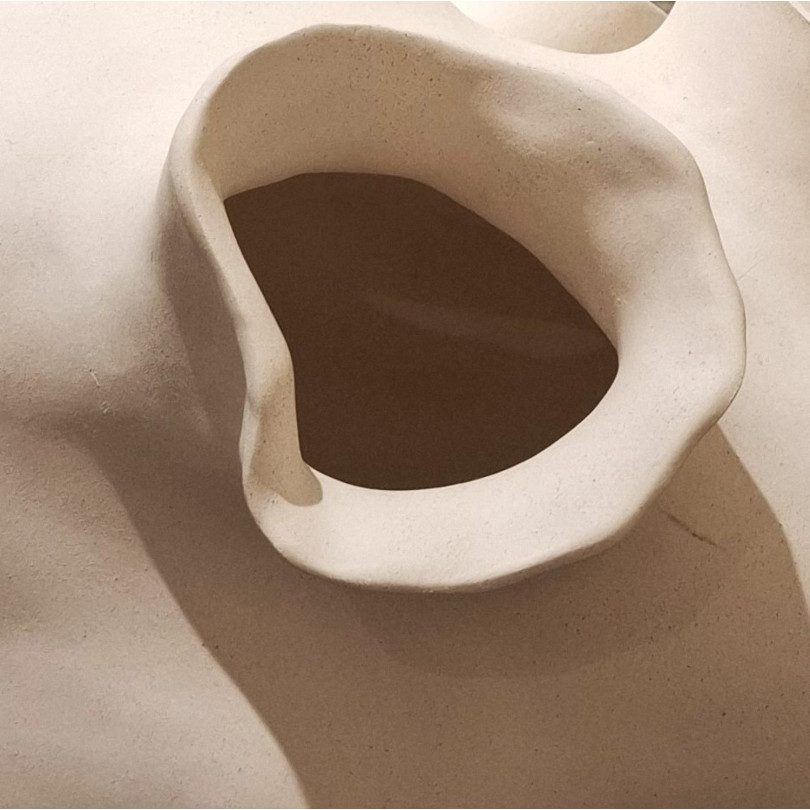 Grande lampe-sculpture en céramique blanche à poser sur le sol ou sur une table.