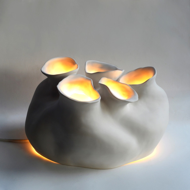 Grande lampe-sculpture en céramique blanche à poser sur le sol ou sur une table.