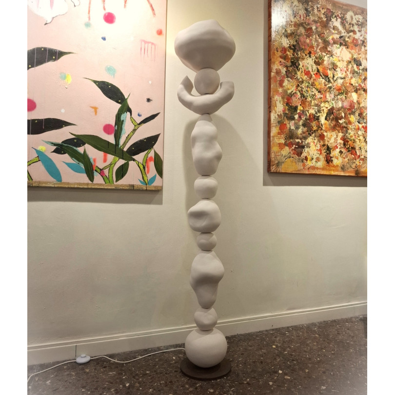 Lámpara de pie en ceramica, con forma de Totem