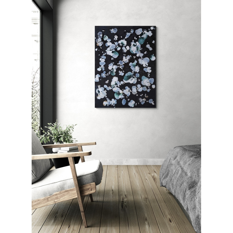 Obra abstracta, flores blancas sobre fondo negro de Martínez Marín