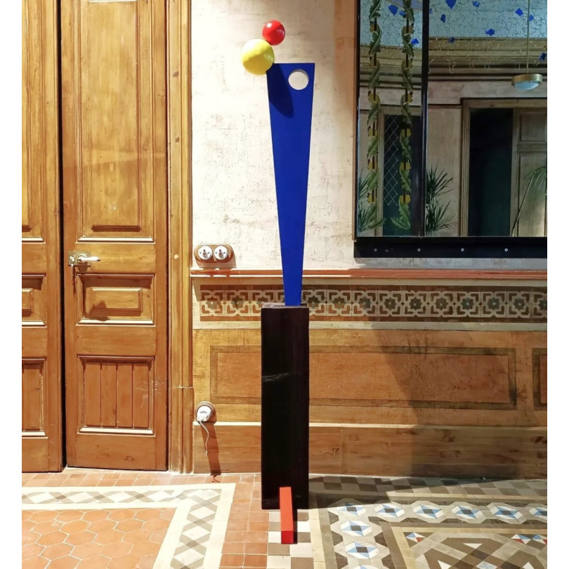 Geometric totem sculpture in lacquered wood with primary colors