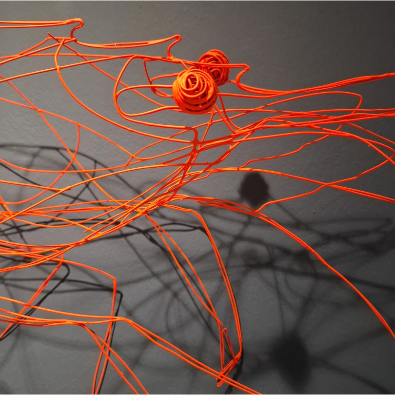 Grande sculpture de crevette en fil de fer rouge-orange. Pièce unique