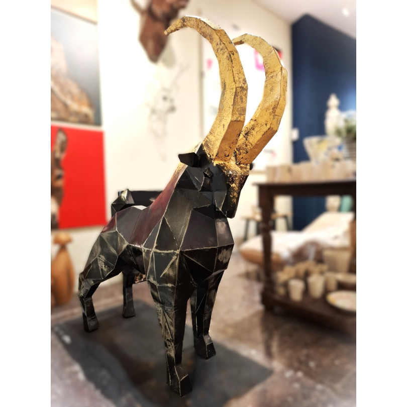 Escultura de cabra ibexen acero patinado – Origami metálico contemporáneo