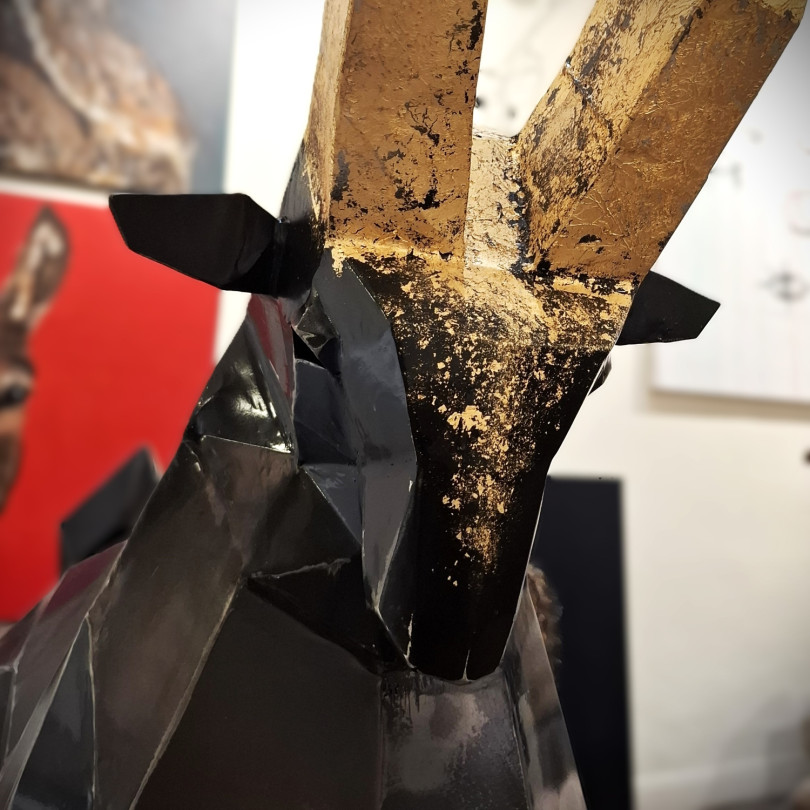 Escultura de cabra ibexen acero patinado – Origami metálico contemporáneo