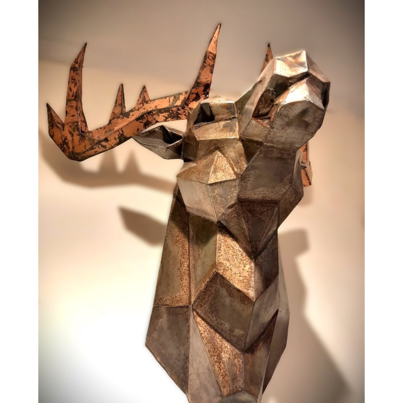 Sculpture-Trophé d'une tête de cerf en acier patiné