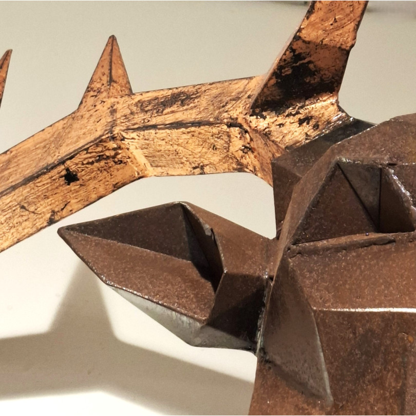 Sculpture-Trophé d'une tête de cerf en acier patiné