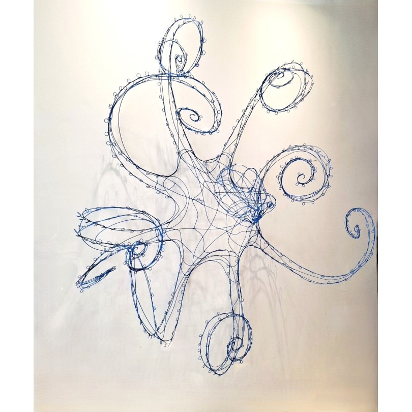 Escultura mural: pulpo azul, realizado en alambre lacado azul.