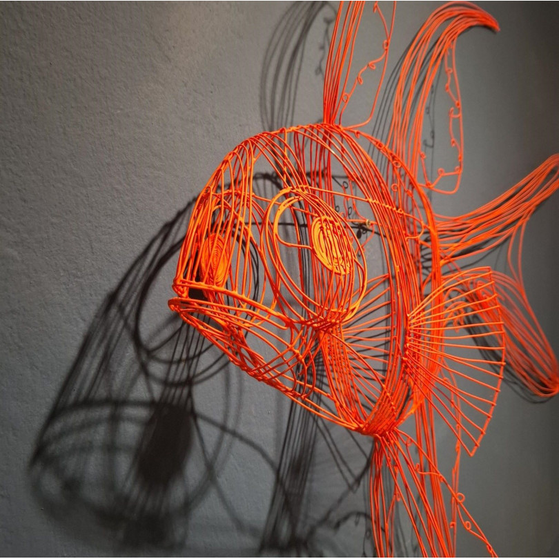 Sculpture poisson rouge en fil de fer laqué
