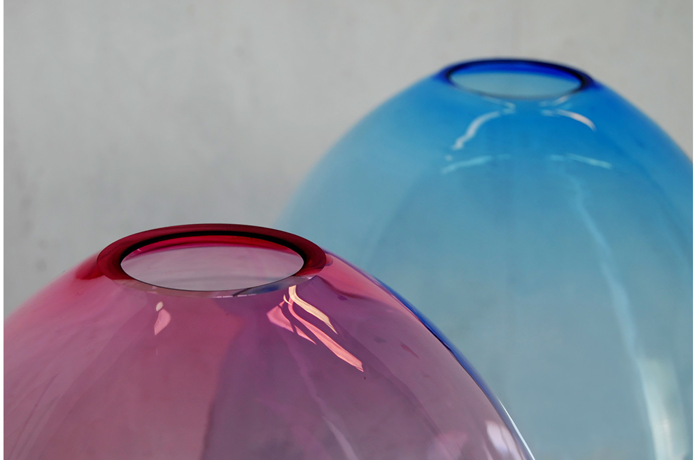 bols, plats, vases en verre coloré faits à la main au design original